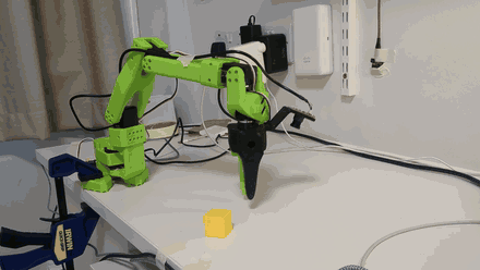 MolmoAct v2 reaching for the cube but never grabbing it (sped up 5x)
